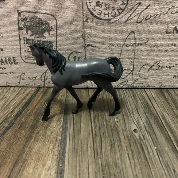 A grayish black horse from spirit with a black tail and mane - Picture 2 of 3